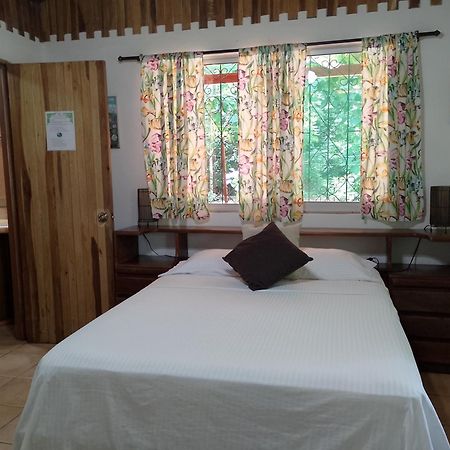 Mal Pais Surf Camp Hotel Playa Santa Teresa  Ngoại thất bức ảnh