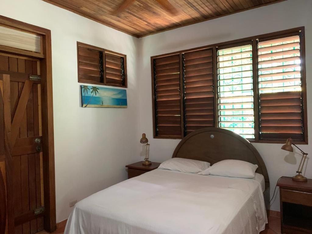 Mal Pais Surf Camp Hotel Playa Santa Teresa  Ngoại thất bức ảnh